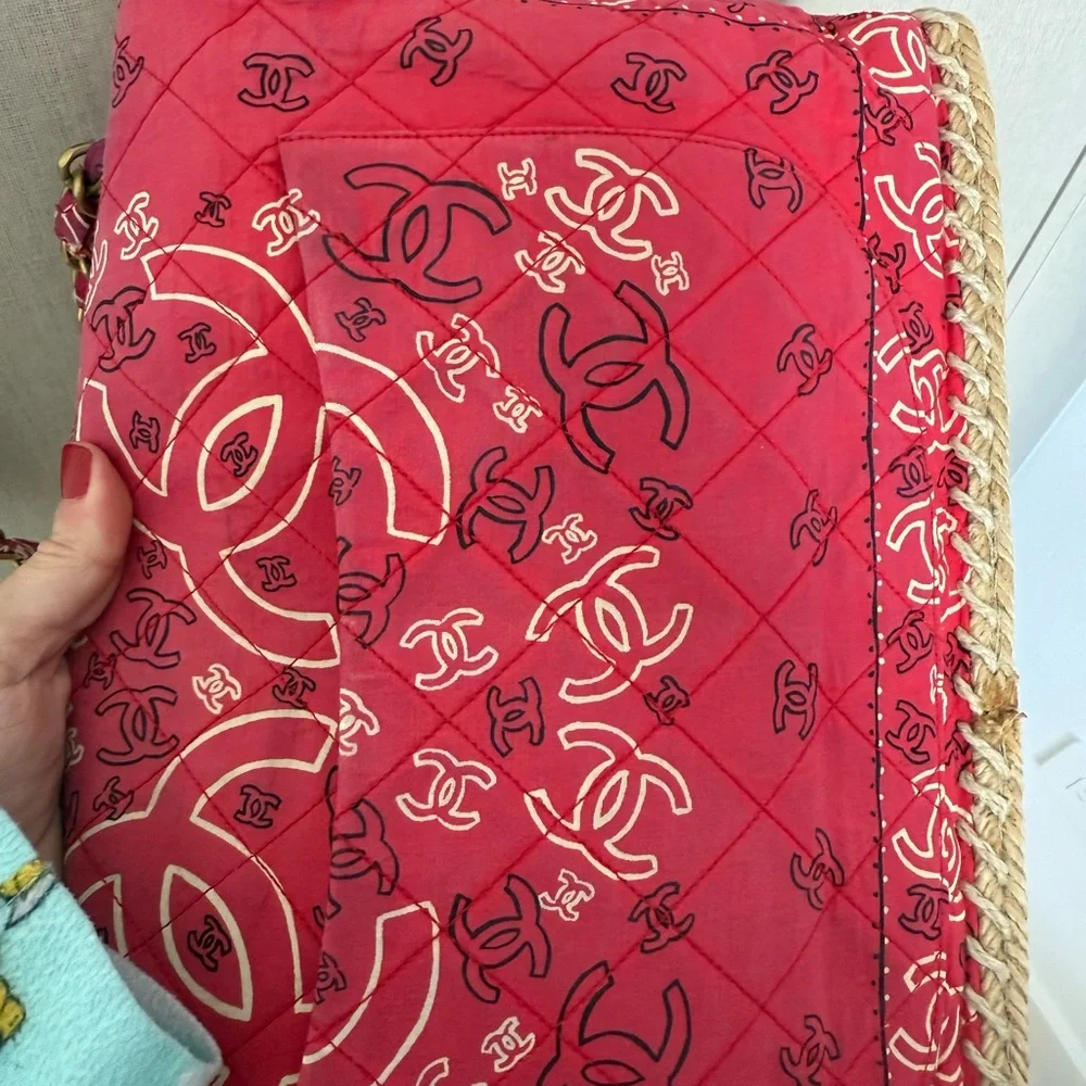 CHANEL Red Quilted Bag with 24kt plated CC logo - Picture 11 of 14